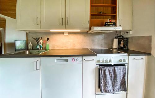 virtuve, 3 Bedroom Nice Home In Väröbacka (3 Bedroom Nice Home In Varobacka) in Bua (Halland)