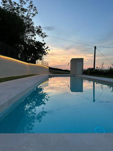 Swimming pool, Villa lussuosa con piscina e giardino 350m2 in Montottone