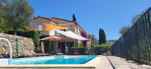 "La Colombe sous les Oliviers" Gîte jusqu'à 4 personnes Réservez sur Boooking Rez de jardin Piscine Vue mer et lac