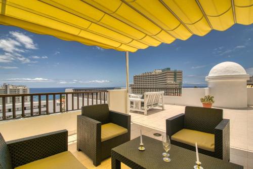 Penthouse with magnificent ocean views, jacuzzi, pool, nearby beach in Tenerife South