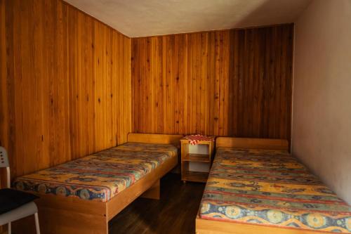 1 queen bed, 2 twin beds