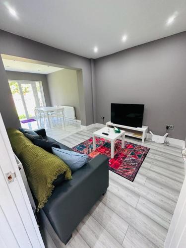 Burmese - 5 Bedroom House gîte à louer Arborfield