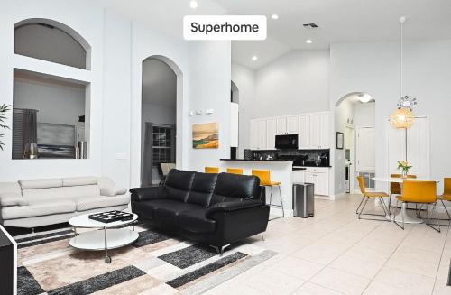 Stylish modern 4bd home with luxury resort in Davenport, USA