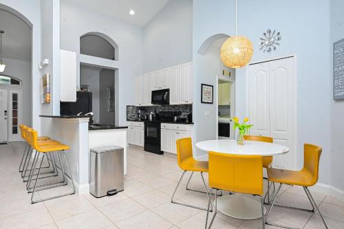 Stylish modern 4bd home with luxury resort in Davenport, USA