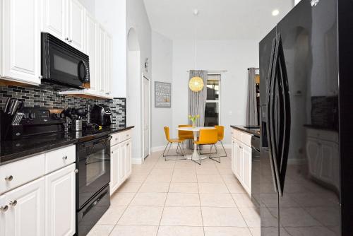 Stylish modern 4bd home with luxury resort in Davenport, USA