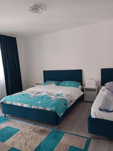 1 king bed, 1 twin bed