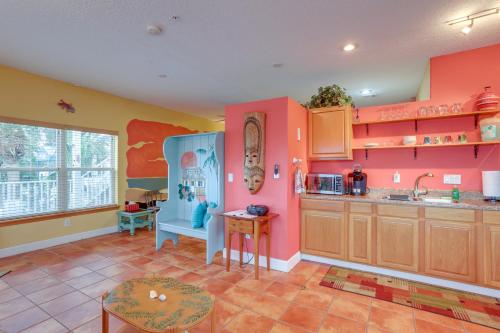 Walk to Indian Rocks Beach - Vibrant Condo in 印度岩石海灘