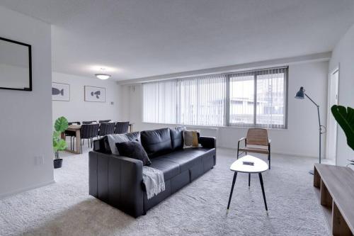 Modern & Spacious 2BR + Den Condo @Crystal City in Arlington, USA