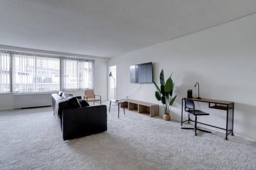Modern & Spacious 2BR + Den Condo @Crystal City in Arlington, USA