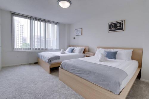 Modern & Spacious 2BR + Den Condo @Crystal City in Arlington, USA