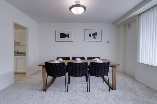 Modern & Spacious 2BR + Den Condo @Crystal City in Arlington, USA
