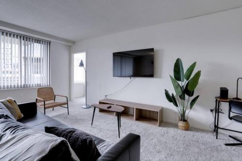 Modern & Spacious 2BR + Den Condo @Crystal City in Arlington, USA