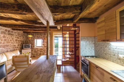 virtuve, A stone house 'Pojata' in Cista Provo