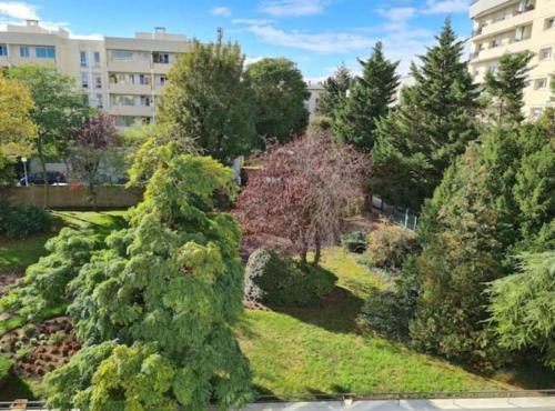 Sunny and renovated flat in secure residence 4