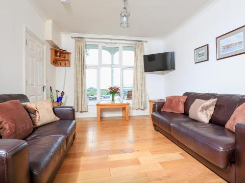 1 Lyndhurst - image 4
