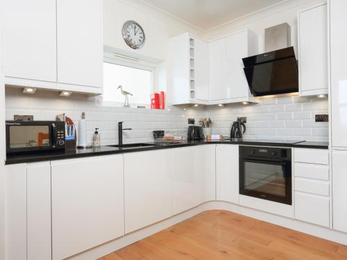 1 Lyndhurst - image 6