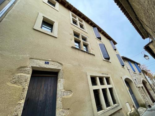 Maison de 6 chambres avec terrasse amenagee et wifi a Montfrin