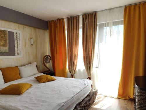 1 queen bed, 1 twin bed
