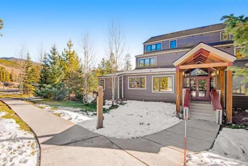 Remodeled And Oversized 2-Bedroom Condo In West Keystone With Mountain Views, Pool, Hot Tub & Shuttle To Slopes!