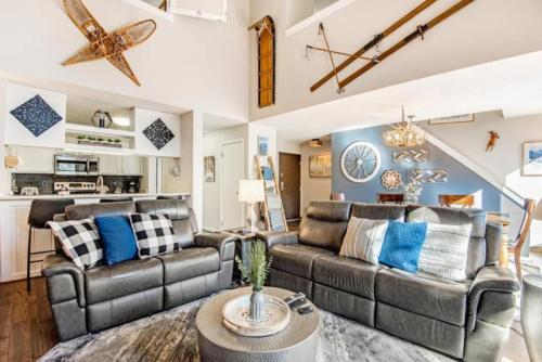 Remodeled And Oversized 2-Bedroom Condo In West Keystone With Mountain Views, Pool, Hot Tub Shuttle To Slopes! in Keystone, USA