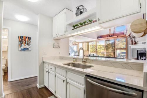 Remodeled And Oversized 2-Bedroom Condo In West Keystone With Mountain Views, Pool, Hot Tub Shuttle To Slopes! in Keystone, USA