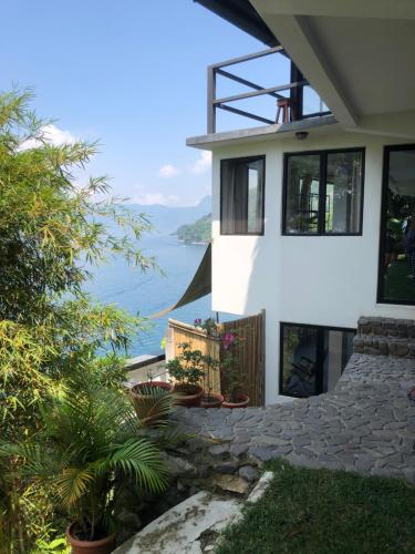 Rustic Charm Cliffside Retreat in Santa Cruz la Laguna