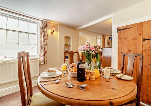 Coach House Cottage Sleeps 6