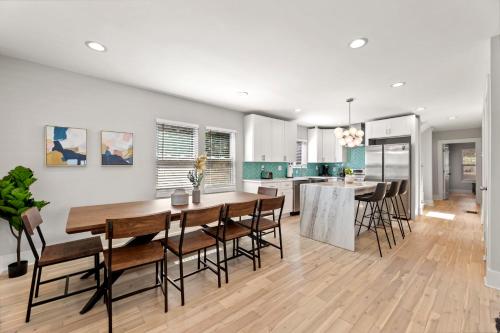 Large Modern Home Centrally located With Hot Tub in Kirkwood
