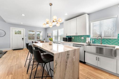 Large Modern Home Centrally located With Hot Tub in Kirkwood