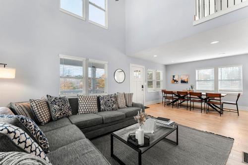 Large Modern Home Centrally located With Hot Tub in Kirkwood