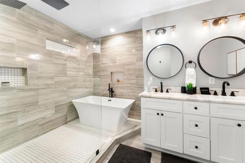 Large Modern Home Centrally located With Hot Tub in Kirkwood