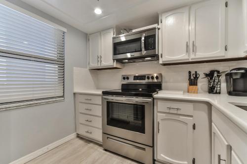 Lovely 2 Bedroom 2 Bath Castle Reef Condo in New Smyrna Beach, USA