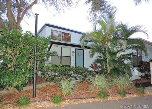 Dolphin Cove Cottage -2-1 Pet Friendly! in New Smyrna Beach, USA
