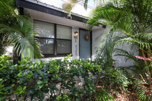 Dolphin Cove Cottage -2-1 Pet Friendly! in New Smyrna Beach, USA