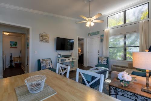 Dolphin Cove Cottage -2-1 Pet Friendly! in New Smyrna Beach, USA