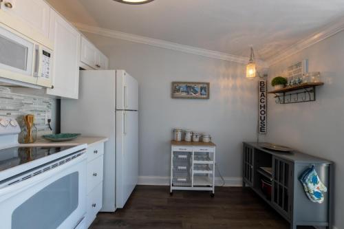 Dolphin Cove Cottage -2-1 Pet Friendly! in New Smyrna Beach, USA