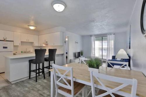 Coastal Waters 210 - 2nd Floor 1 Bedroom With 2 Queen Beds in New Smyrna Beach, USA