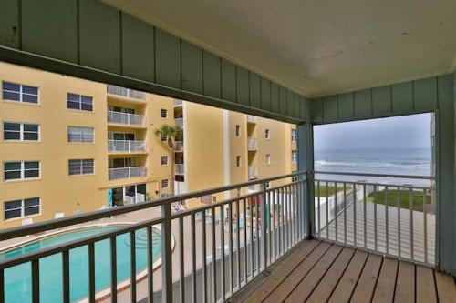 Coastal Waters 210 - 2nd Floor 1 Bedroom With 2 Queen Beds in New Smyrna Beach, USA