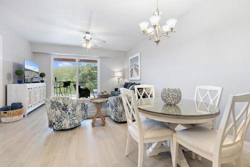 Riverwalk Condo - Large 2-2 And Brand New! in New Smyrna Beach, USA