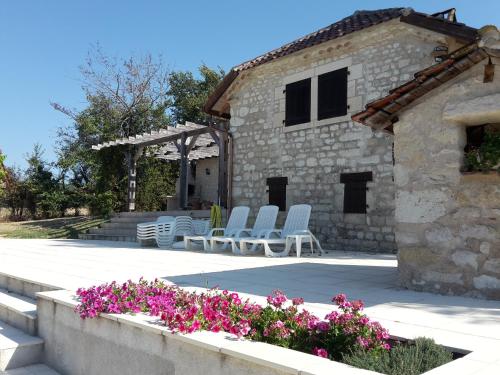 Le Petit Soyc - 5 Bed 4 Bath Cottage with pool - sleeps 10