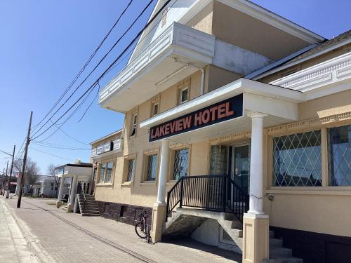 . Lakeview Hotel