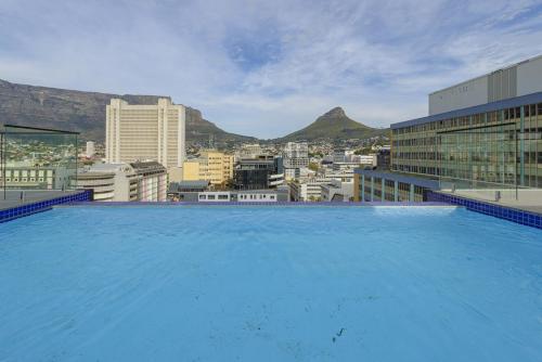 City Adventure in Comfy Oasis with Pool & Gym