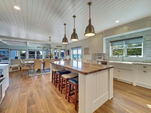 Beautiful Lakeview Home w/ 5 Bedrooms and 6k SqFt Across the Street from Ferry Beach in Charlevoix, USA