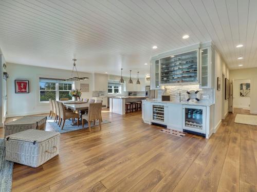 Beautiful Lakeview Home w/ 5 Bedrooms and 6k SqFt Across the Street from Ferry Beach in Charlevoix, USA