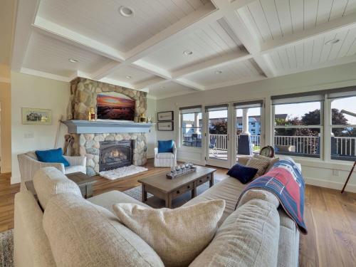 Beautiful Lakeview Home w/ 5 Bedrooms and 6k SqFt Across the Street from Ferry Beach in Charlevoix, USA