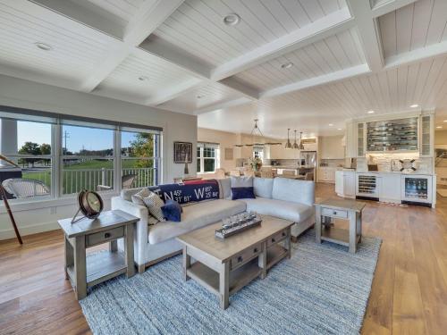 Beautiful Lakeview Home w/ 5 Bedrooms and 6k SqFt Across the Street from Ferry Beach in Charlevoix, USA