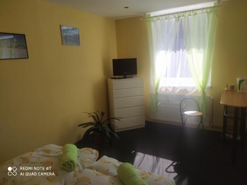 1 queen bed, 2 sofa beds