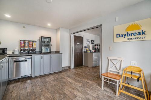 Days Inn & Suites by Wyndham Traverse City in Traverse City, USA