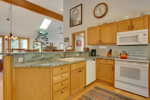 Less Than 1 Mi to Camelback Resort Home with Pool Table! in Tannersville