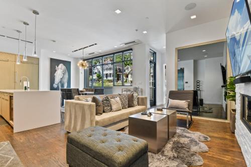 Luxury Townhouse at Parkite on Main Walk to Skiing, Shopping, and Restaurants Private Hot Tub image